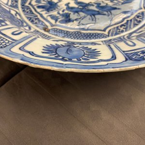 A Chinese blue and white kraak porcelain 'ducks' charger and two plates, Wanli — 照片 25