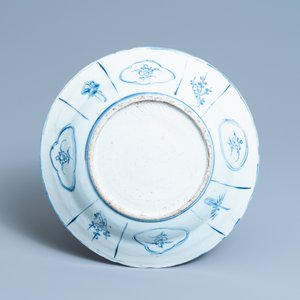 A Chinese blue and white kraak porcelain 'go-players' dish, Wanli — photo 2