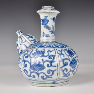 A Chinese blue and white kraak porcelain kendi, Ming, Wanli — photo 1