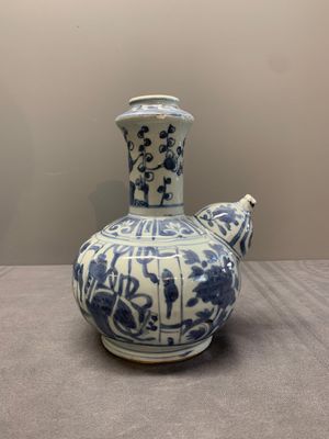 A Chinese blue and white 'kraak' porcelain kendi, Wanli — photo 1