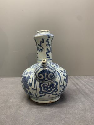 A Chinese blue and white 'kraak' porcelain kendi, Wanli — photo 2