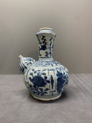 A Chinese blue and white 'kraak' porcelain kendi, Wanli — photo 3