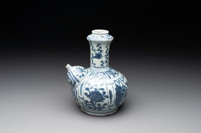 A Chinese blue and white 'kraak' porcelain kendi, Wanli