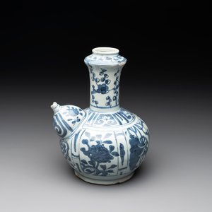 A Chinese blue and white 'kraak' porcelain kendi, Wanli — photo 1