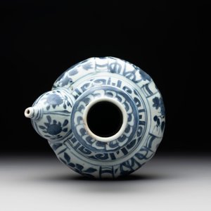 A Chinese blue and white 'kraak' porcelain kendi, Wanli — photo 6