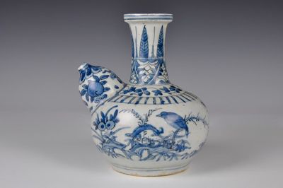 A Chinese blue and white kraak porcelain kendi with a spotted salamander, Ming, Wanli