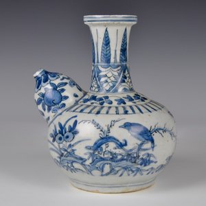 A Chinese blue and white kraak porcelain kendi with a spotted salamander, Ming, Wanli — photo 1