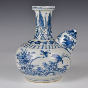 A Chinese blue and white kraak porcelain kendi with a spotted salamander, Ming, Wanli — photo 2