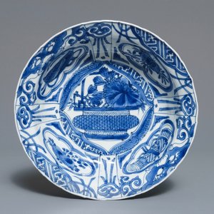 A Chinese blue and white kraak porcelain klapmuts bowl with a flower basket, Wanli — photo 1