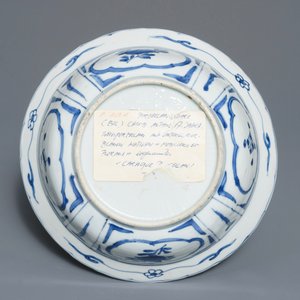 A Chinese blue and white kraak porcelain klapmuts bowl with a flower basket, Wanli — photo 2