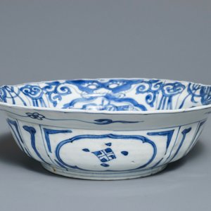 A Chinese blue and white kraak porcelain klapmuts bowl with a flower basket, Wanli — photo 3