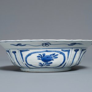 A Chinese blue and white kraak porcelain klapmuts bowl with a flower basket, Wanli — photo 4