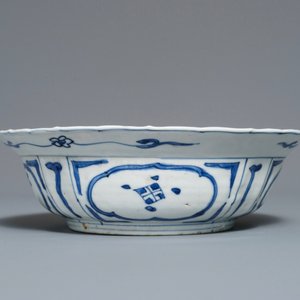 A Chinese blue and white kraak porcelain klapmuts bowl with a flower basket, Wanli — photo 7