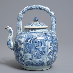 A Chinese blue and white kraak porcelain wine jug and cover, Wanli — photo 1