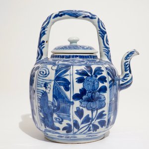 A Chinese blue and white kraak porcelain wine pot and cover, Ming, Wanli — photo 4