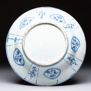 A Chinese blue and white 'kraak' 'Wang Xizhi' dish, Wanli — foto 3
