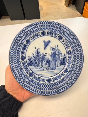 A Chinese blue and white 'La Dame au Parasol' plate after Cornelis Pronk, Qianlong — 照片 1