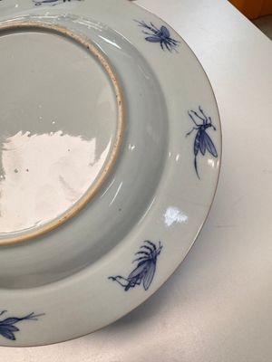A Chinese blue and white 'La Dame au Parasol' plate after Cornelis Pronk, Qianlong — 照片 12