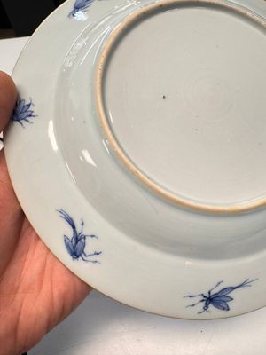 A Chinese blue and white 'La Dame au Parasol' plate after Cornelis Pronk, Qianlong — 照片 14
