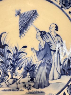 A Chinese blue and white 'La Dame au Parasol' plate after Cornelis Pronk, Qianlong — 照片 2