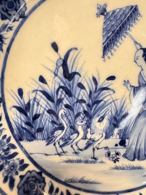 A Chinese blue and white 'La Dame au Parasol' plate after Cornelis Pronk, Qianlong — 照片 3