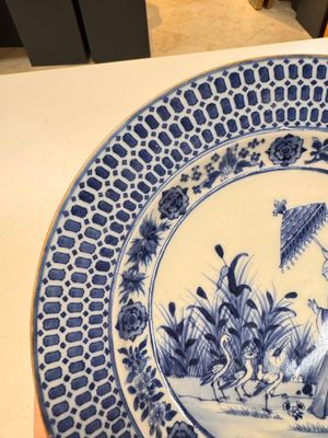 A Chinese blue and white 'La Dame au Parasol' plate after Cornelis Pronk, Qianlong — 照片 4