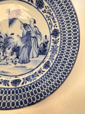 A Chinese blue and white 'La Dame au Parasol' plate after Cornelis Pronk, Qianlong — 照片 6
