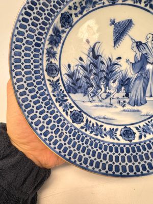 A Chinese blue and white 'La Dame au Parasol' plate after Cornelis Pronk, Qianlong — 照片 7