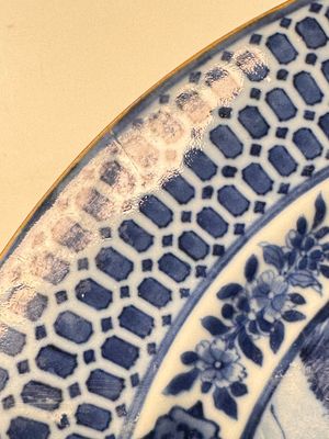 A Chinese blue and white 'La Dame au Parasol' plate after Cornelis Pronk, Qianlong — 照片 8