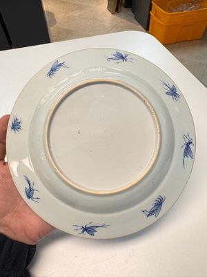 A Chinese blue and white 'La Dame au Parasol' plate after Cornelis Pronk, Qianlong — 照片 9