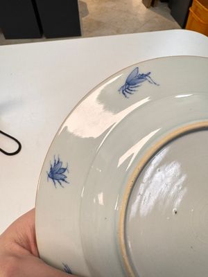 A Chinese blue and white 'La Dame au Parasol' plate after Cornelis Pronk, Qianlong — 照片 10