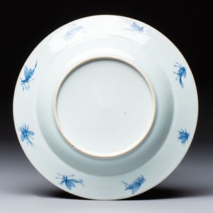 A Chinese blue and white 'La Dame au Parasol' plate after Cornelis Pronk, Qianlong — 照片 3