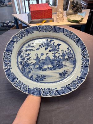 A Chinese blue and white 'ladies in a garden' serving dish, Qianlong — 照片 1