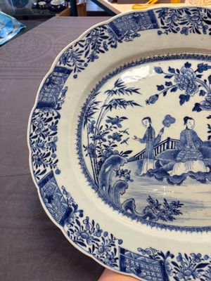 A Chinese blue and white 'ladies in a garden' serving dish, Qianlong — 照片 2