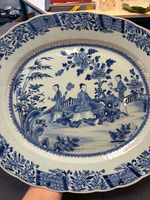 A Chinese blue and white 'ladies in a garden' serving dish, Qianlong — 照片 3