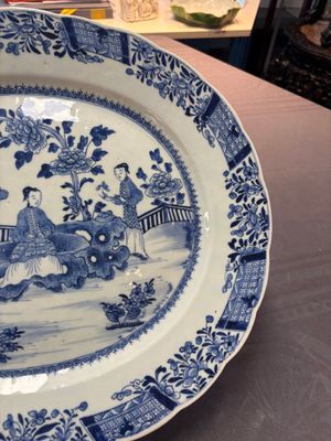 A Chinese blue and white 'ladies in a garden' serving dish, Qianlong — 照片 4