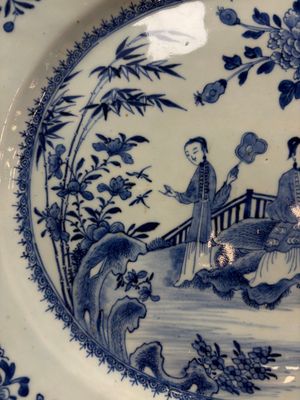 A Chinese blue and white 'ladies in a garden' serving dish, Qianlong — 照片 5