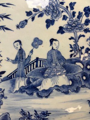 A Chinese blue and white 'ladies in a garden' serving dish, Qianlong — 照片 6