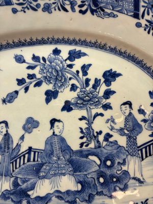 A Chinese blue and white 'ladies in a garden' serving dish, Qianlong — 照片 7