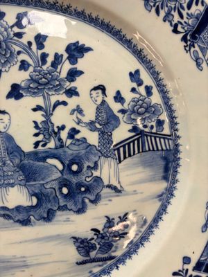 A Chinese blue and white 'ladies in a garden' serving dish, Qianlong — 照片 8