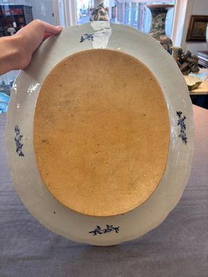 A Chinese blue and white 'ladies in a garden' serving dish, Qianlong — 照片 9