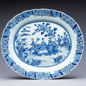 A Chinese blue and white 'ladies in a garden' serving dish, Qianlong — 照片 1