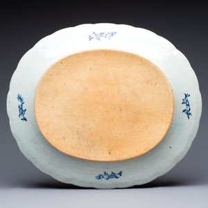 A Chinese blue and white 'ladies in a garden' serving dish, Qianlong — 照片 2