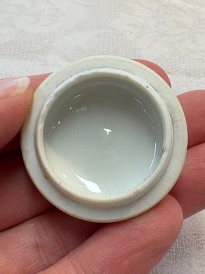 A Chinese blue and white 'ladies playing go' tea caddy and cover, Kangxi — photo 11