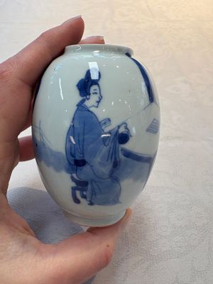 A Chinese blue and white 'ladies playing go' tea caddy and cover, Kangxi — photo 2