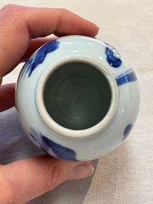 A Chinese blue and white 'ladies playing go' tea caddy and cover, Kangxi — photo 8