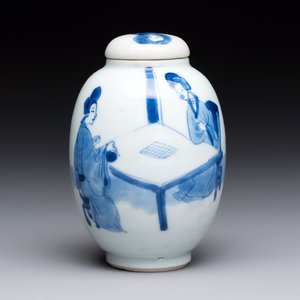 A Chinese blue and white 'ladies playing go' tea caddy and cover, Kangxi — photo 1