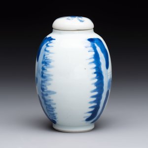 A Chinese blue and white 'ladies playing go' tea caddy and cover, Kangxi — photo 3