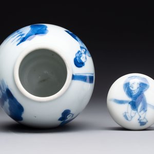 A Chinese blue and white 'ladies playing go' tea caddy and cover, Kangxi — photo 5