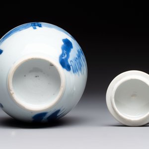 A Chinese blue and white 'ladies playing go' tea caddy and cover, Kangxi — photo 6